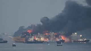 Dramatische Aufnahmen: Fähre vor Indonesien in Flammen