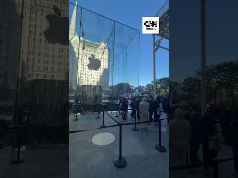Primeiro iPhone dobrável da Apple atrai fila gigante de consumidores em Nova York
