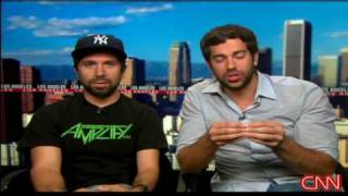 Zach Levi et Joshua Gomez sur CNN