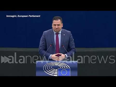 L'eurodeputato bulgaro Dzhambazki finisce l'intervento e fa il saluto romano