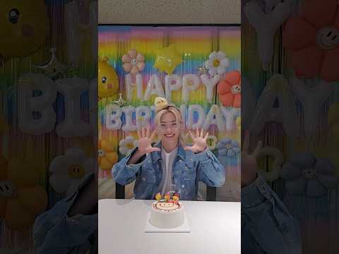 It's 🐥's birthday💐 #StrayKids #스트레이키즈 #필릭스 #Felix #HappyFelixDay #YouMakeStrayKidsStay