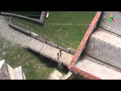 Hrad Buchlov, zámek Buchlovice – Vzhůru na hrad! Anebo dolů na zámek?