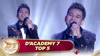Download lagu Baper Parah! Valen Nyanyikan Untuk Si Manis 'Kerudung Putih'! | D’Academy 7 Top 5 mp3