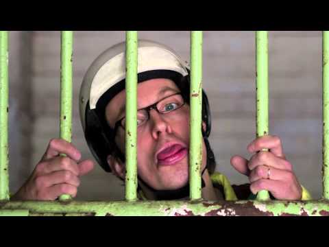 Esittelyssä stand up koomikko Marko Kämäräinen.