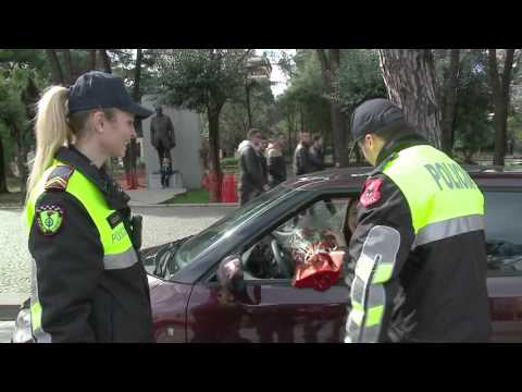Ermelinda, policja që feston 8 Marsin në patrullim - Top Channel Albania - News - Lajme