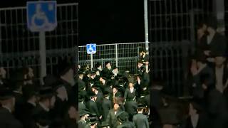 האדמו״ר מקרלין עם חלק מחסידיו בריקודים במירון כפי ההנחיות המחמירות של פיקוד העורף