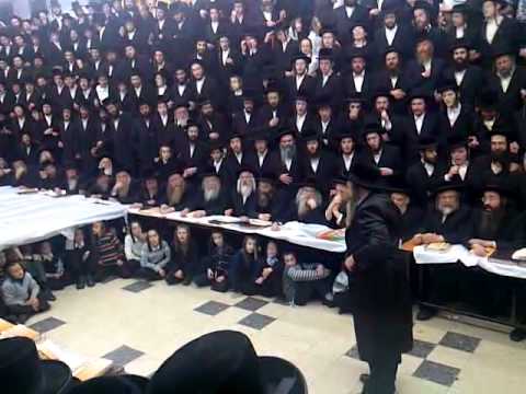 Chanuka @ Rachmastrivke - Rebbe Dancing 2