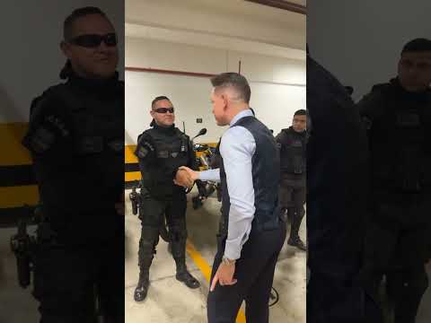 Os policiais e o bispo Bruno Leonardo