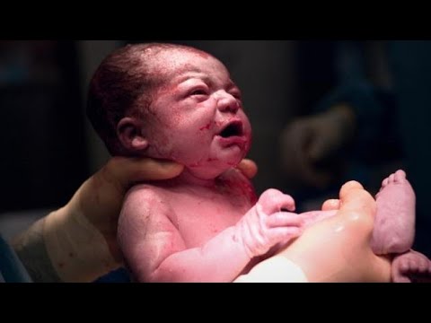 Un couple de parents sourds a surpris les médecins à la naissance de leur fils Video