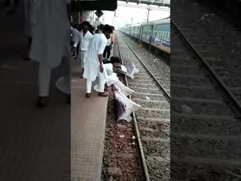 बंगाल का रेलवे स्टेशन जहाँ कुछ लोग तोड फोड़ कर रहे हैं और कुछ इसकी विडियो बना रहें हैं….. बंगाल का रेलवे स्टेशन जहाँ कुछ लोग तोड फोड़ कर रहे हैं और कुछ इसकी विडियो बना रहें हैं…..