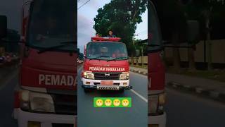 Download lagu Ger Ra Minggir Tabrak 😂😂 #shorts mp3