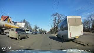 Как ездят в Николаеве: маршрутчик пролетел по тротуару, обгоняя транспорт