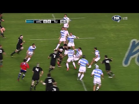 Julian Savea hands off Eusebio Guiñazú