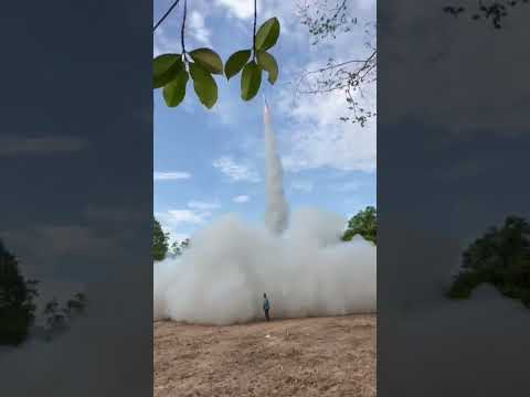 Festival de foguetes perto de Ubon Ratchathani. O vídeo em HD será lançado amanhã :-)