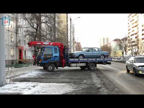 В Абакане хозяин автохлама устроил скандал, когда техника оказалась на эвакуаторе
