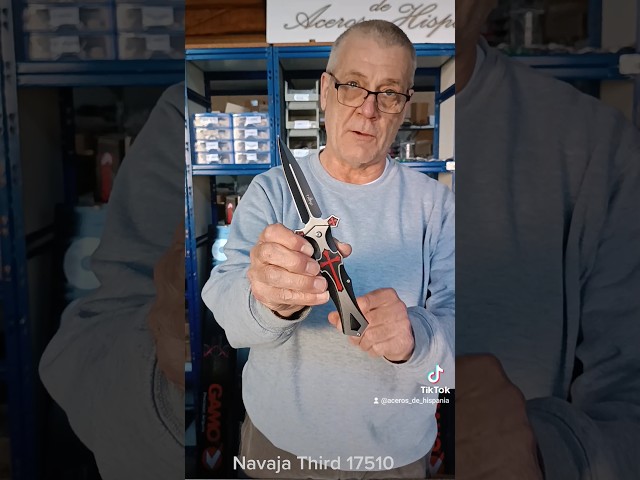 Vídeo relacionado con THIRD Navaja K2454, Mango de Aluminio Negro con Agujeros, Hoja de Acero INOX de 10.2 cm. Liners y Hoja bañados en Titanio Rainbow. Incluye Clip