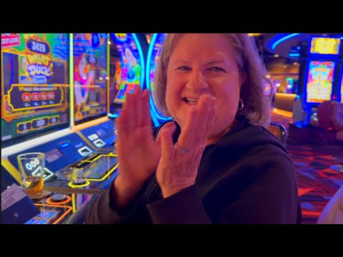 I Got A ROUND Of APPLAUSE For The EPIC WINNING At Diamond Jo Casino W/ Mom!