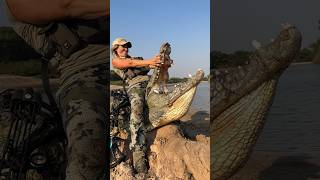 Download lagu BUAYA RAKSASA DENGAN BUSUR oleh Sarah Bowmar 😳😳 #pendek #liar #afrika #panahan mp3