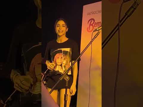 Natália Rosa cantando no Vegfest 2025