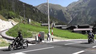 preview picture of video 'DFB 05 - Level crossing with retractable cog at Oberwald (2/2)'