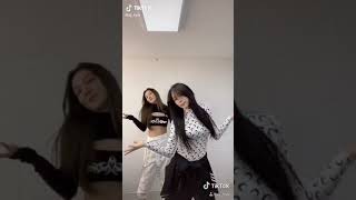 Download lagu SNSD Hyoyeon and Taeyeon dancing 'DESSERT' mp3