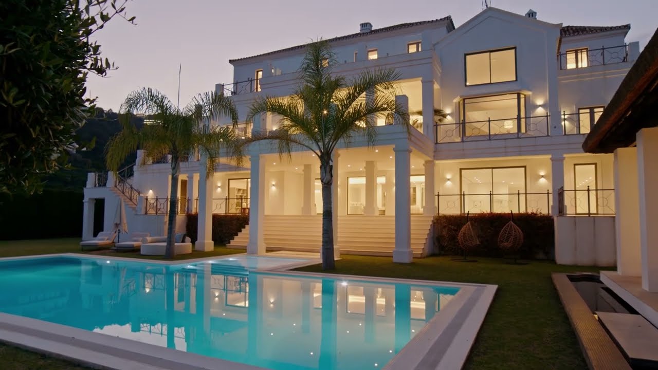 Mansion style Villa for Sale in the gated community of El Madroñal, Benahavis