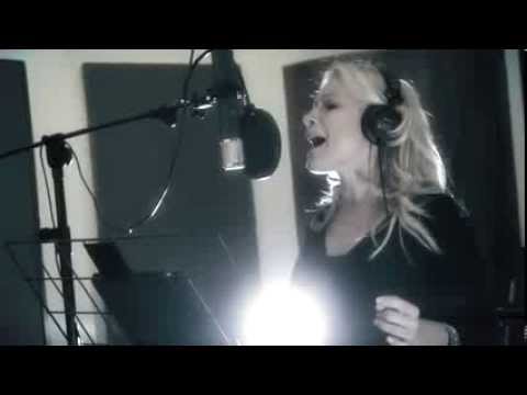 Rosanna Russo recording Tu si 'na cosa grande