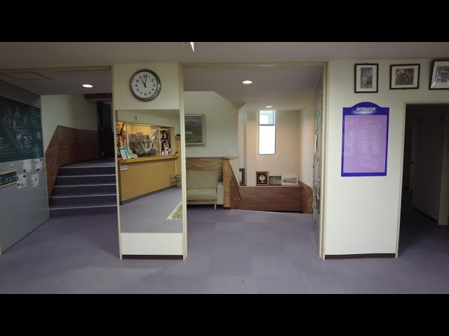 ロビーから地下の導線