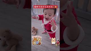 初めてのクリスマスプレゼントに喜ぶベビーサンタ