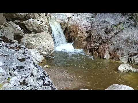 Békás-szorosban a Lapos-patak Kupás- Bardócz-kő között folyik, Oltár-kő alatt ömlik a Békás-patakba.