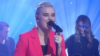 Hillsong Worship performs ‘O Holy Night’ - live