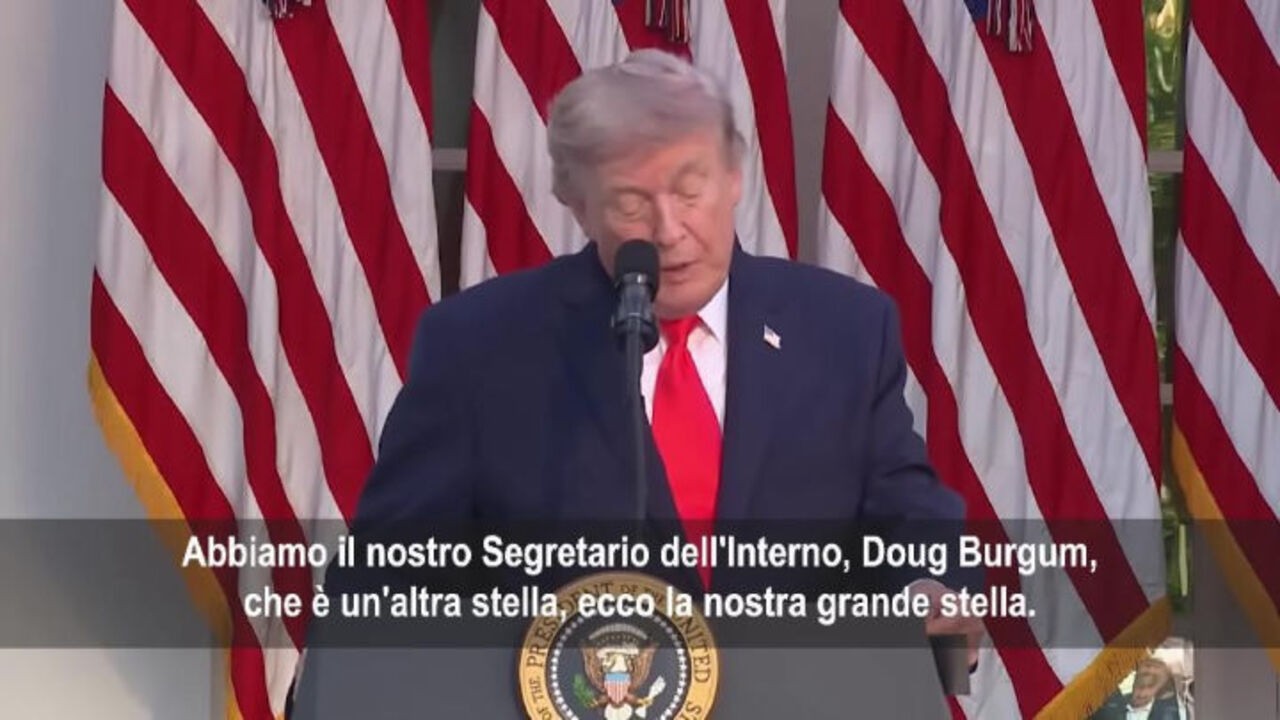 Trump: Deturpata la Reflecting Pool con un taglierino, ma i responsabili sono stati presi