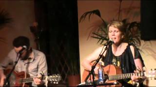 Juliet Turner Burn the black suit - Sol y Sombra Live performance