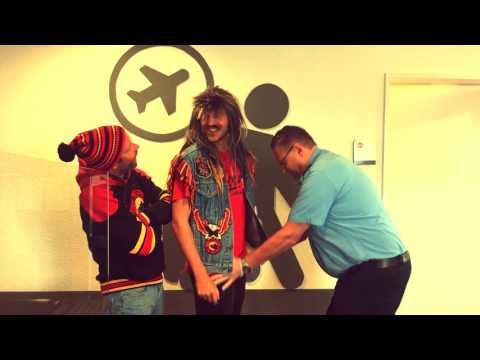 SCB Fans Tinu & Dänu gehen in die Ferien TEIL 2 - Simon Moser und Assistent Schelker