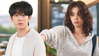 Ela contratou um homem bonito para fingir ser seu marido, para dividir um prêmio mas eles se...