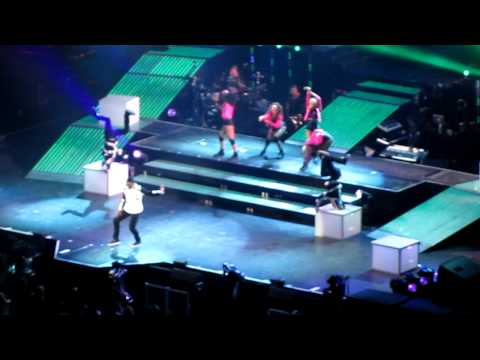 Usher. DJ Got Us Falling In Love Again.Live.O2 Arena.London.2/21/11