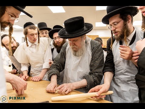 Lelover Rebbe Rev  Dovid Biderman Baking Passover Matzah!\האדמ''ר מלעלוב אצל אפיית מצות ערב פסח