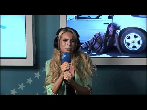 Jelle Van Dael covert Rihanna live op MNM.