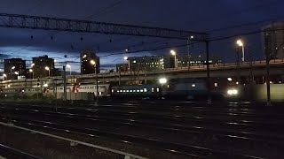 Электровоз ЭП2К с поездом №052 Москва-Пенза и электропоезд ЭП2Д Рекс пролетают станцию Перово