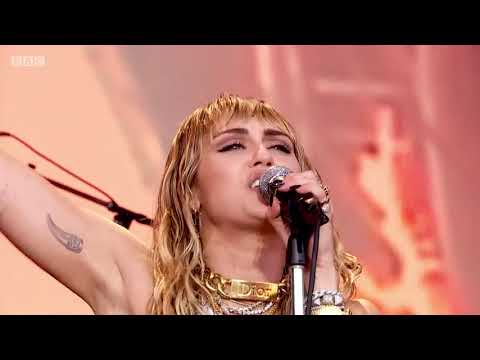 Miley Cyrus cover Amy Winehouse’s ‘Back To Black’ at Glastonbury 2019