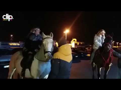 Goca Tržan i Ivana Peters došle su na svoj nastup na konjima