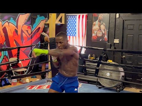 TEVIN FARMER 30-5-1 6KO'S UNVEILS PHYSIQUE SHADOW BOXING IN PREPARATION FOR CLASH AGAINST MICKEY BEY
