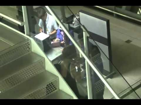 11 05 29 JKS @ Suvarnabhumi Airport Bye Bye Cri