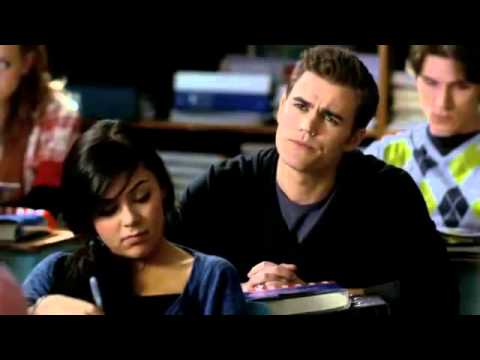TVD 1X01 Stefan Elena go to the Grill to meet her friends  Every one in history class