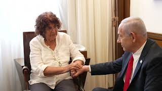 ראש הממשלה בנימין נתניהו וראש המוסד דדי ברנע עם גב' נדיה כהן, אלמנתו של אלי כהן ז"ל (עדכוני משרד ראש הממשלה) - התמונה מוצגת ישירות מתוך אתר האינטרנט יוטיוב. זכויות היוצרים בתמונה שייכות ליוצרה. קישור קרדיט למקור התוכן נמצא בתוך דף הסרטון