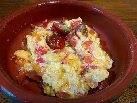 Huevos revueltos con tomate