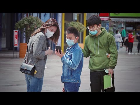 當男孩想要打賞女主播，路人：用這錢給你爸媽買點禮物不好嗎？