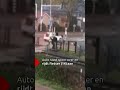 Auto raast voorbij sluitende spoorbomen, Sam (14) overleeft de klap | Omroep Brabant