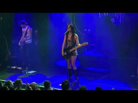 LØLØ - "hot girls in hell" - Live in Amsterdam