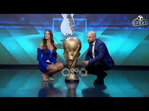 Çel siparin Botërori Katar 2022 në RTV Ora, moderatori Sulçe me kolegen Keçani bëjnë foto te kupa
